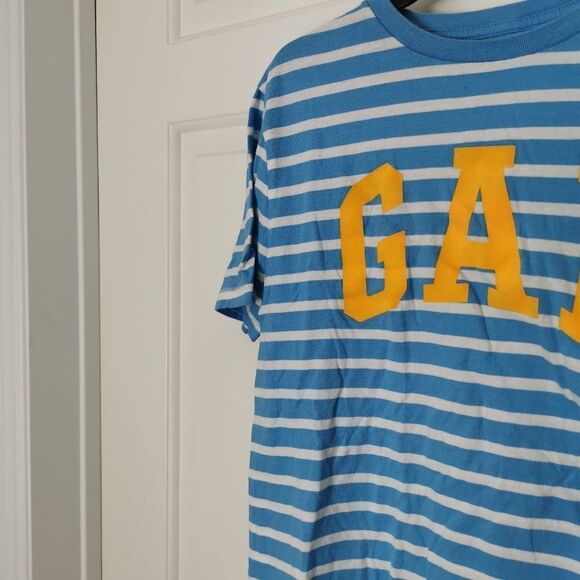 3/$20 Gap t-shirt - Picture 3 of 4